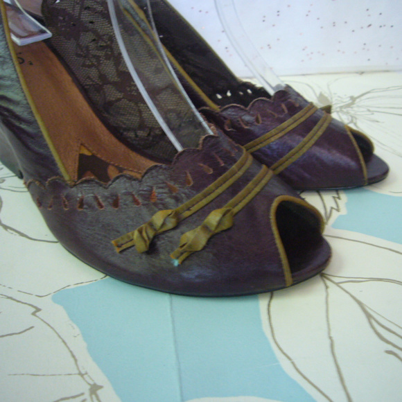 Kenzie Brown Perforated Leather Peep Toe - 8.5 EUC - Picture 2 of 8